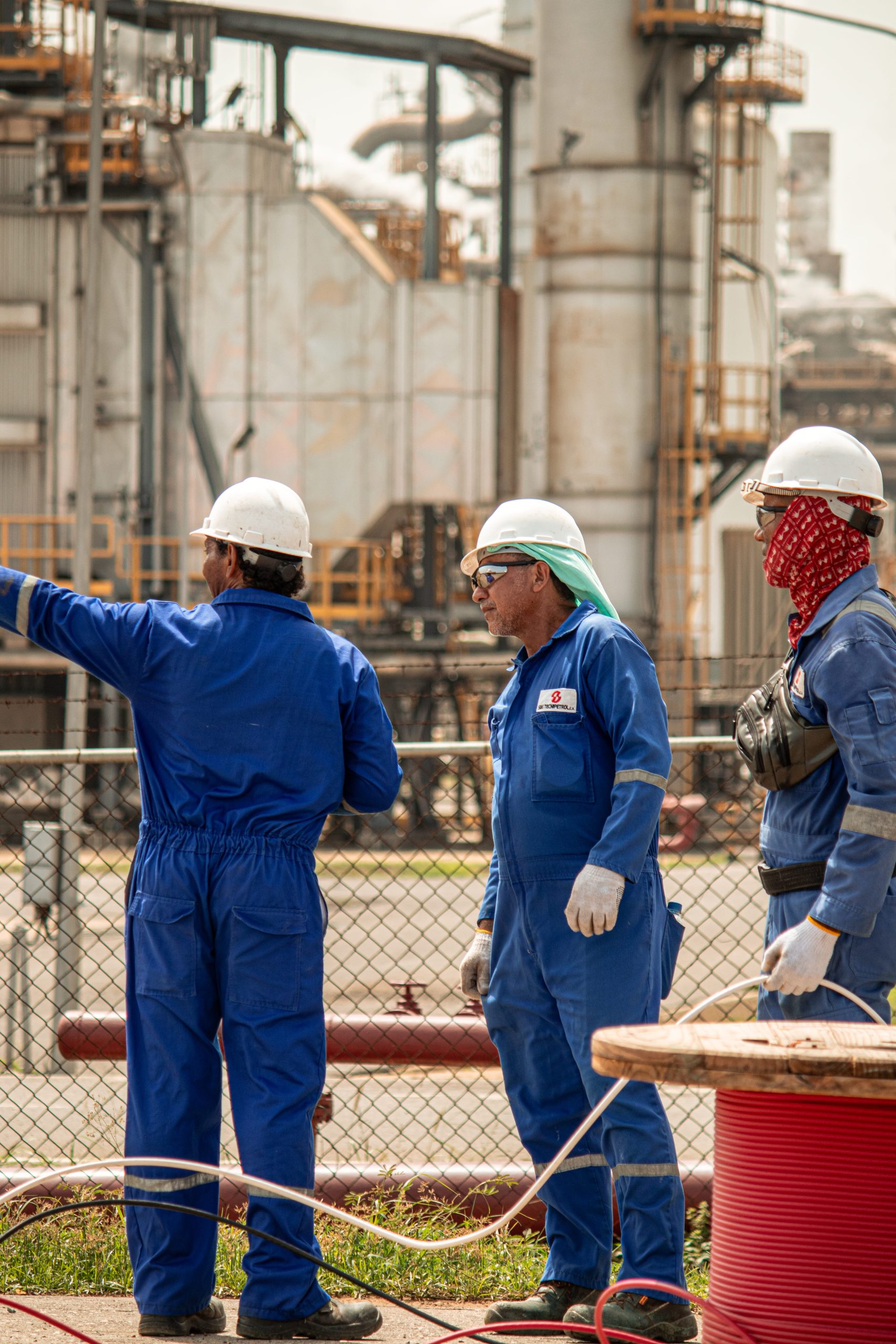 Personal de S&S Tecnipetrol inspeccionando obra con dispositivo en sitio