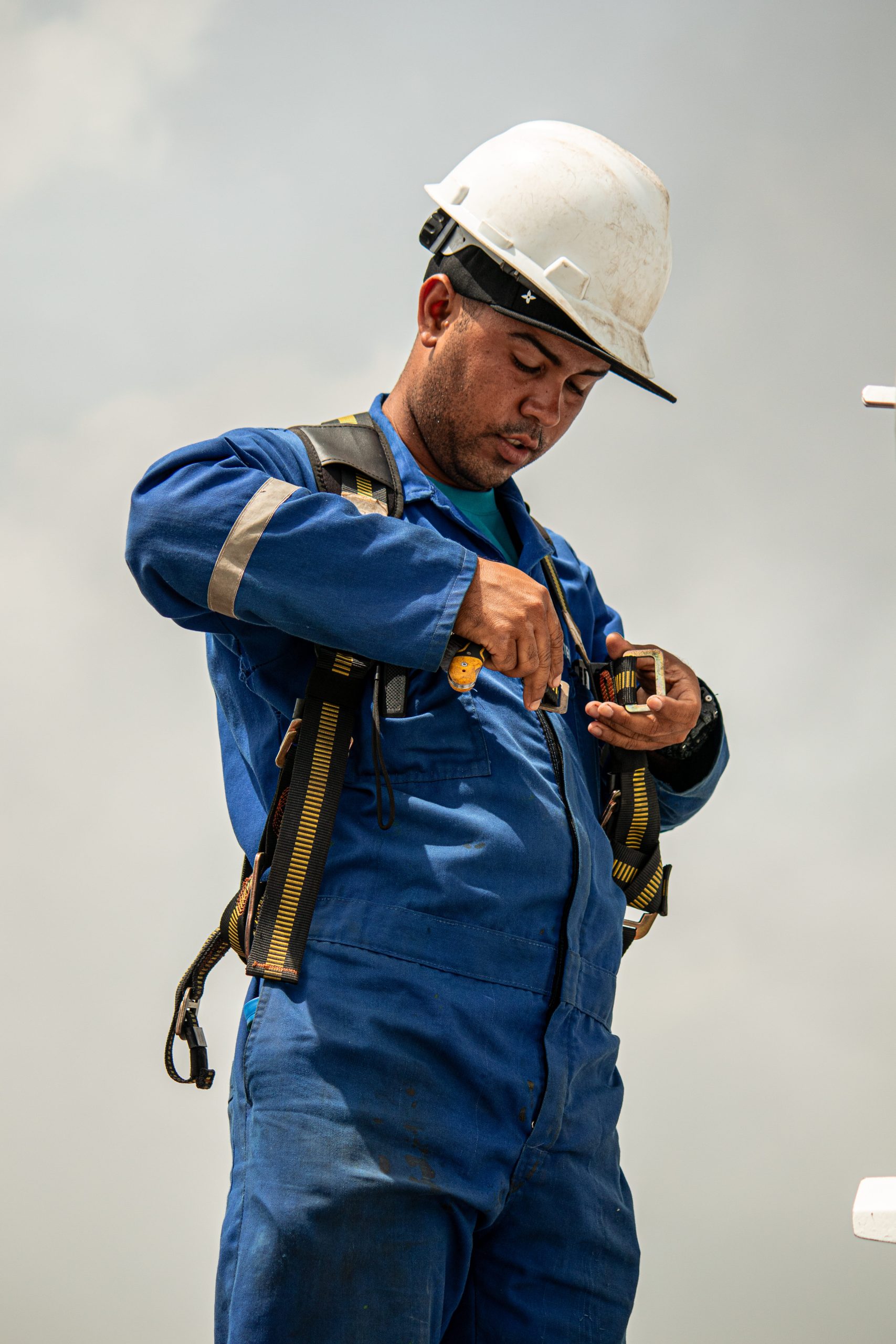 Personal de S&S Tecnipetrol equipando su arnés de seguridad