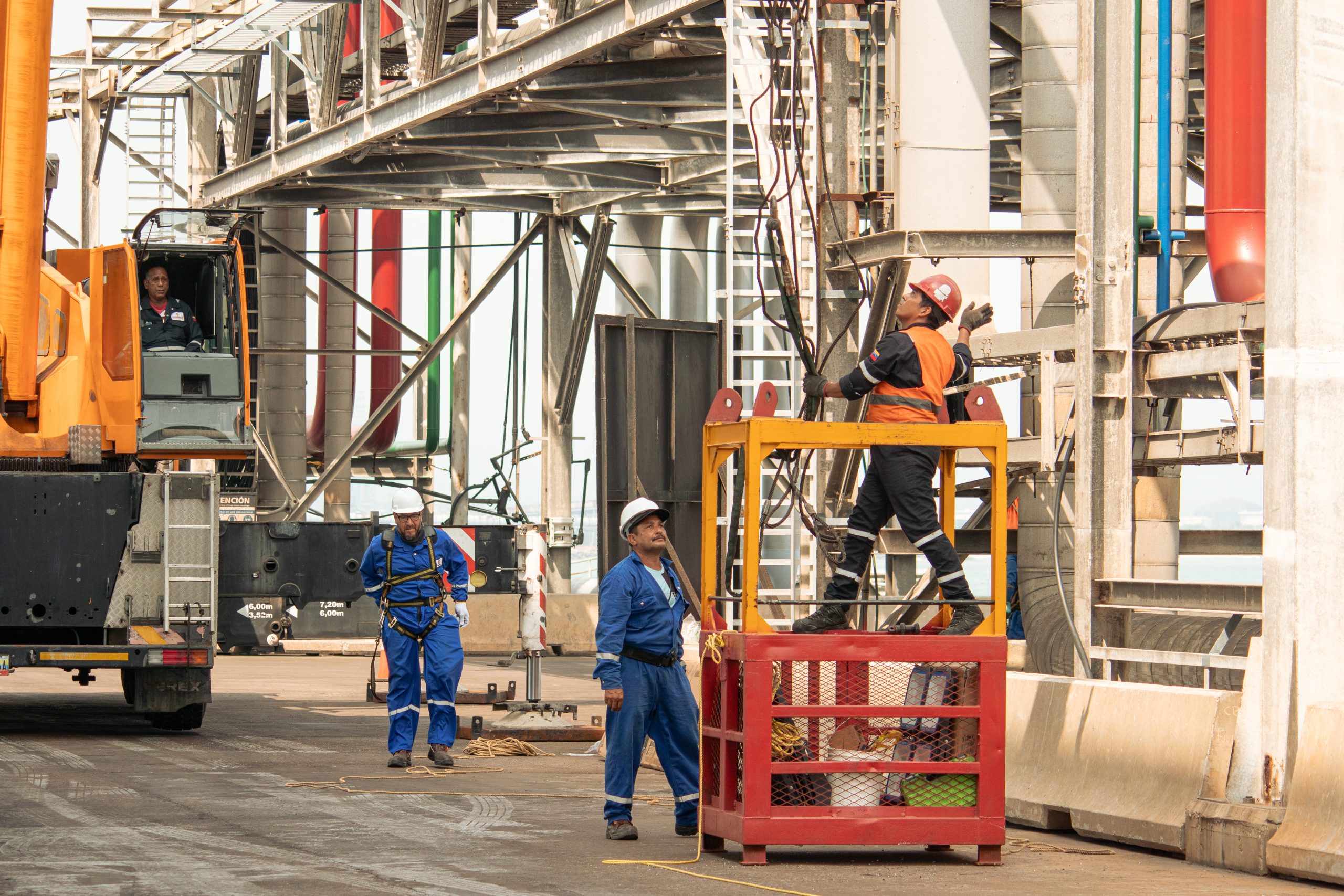 Equipo de S&S Tecnipetrol trabajando en campo